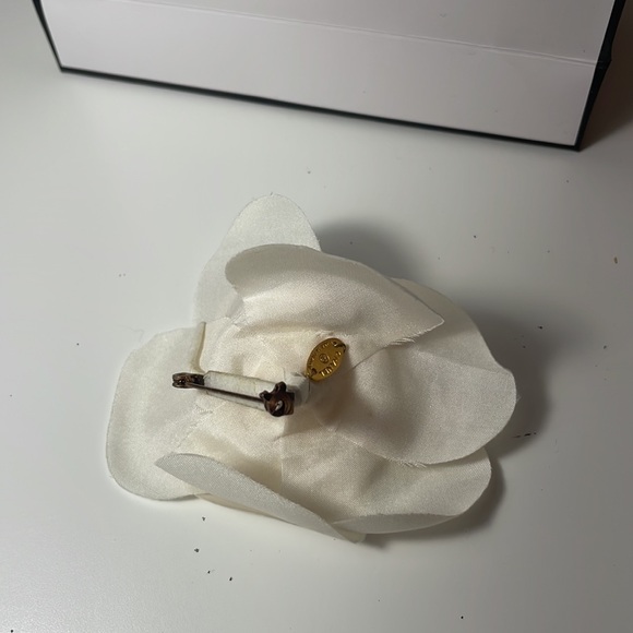 AUTHENTIC Chanel Pin Brooch satin flower - Picture 5 of 11